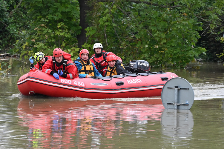Přívoz v pondělí odpoledne. Voda, vrtulníky i ohně a černý dým z koksovny