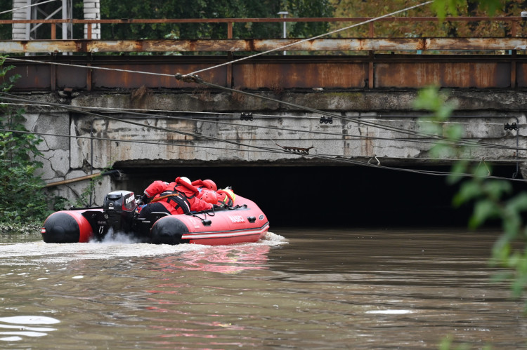 Přívoz v pondělí odpoledne. Voda, vrtulníky i ohně a černý dým z koksovny