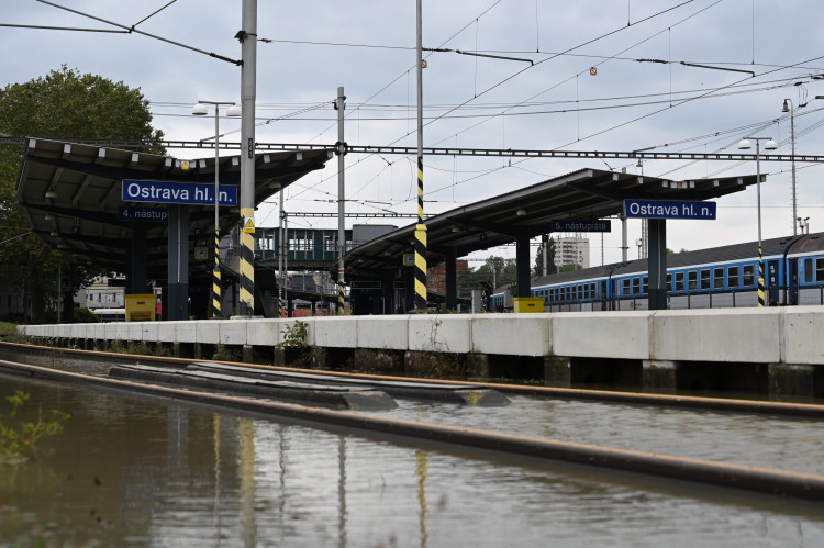 Přívoz v pondělí odpoledne. Voda, vrtulníky i ohně a černý dým z koksovny