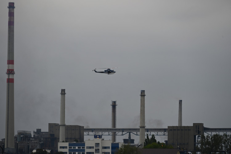 Přívoz v pondělí odpoledne. Voda, vrtulníky i ohně a černý dým z koksovny