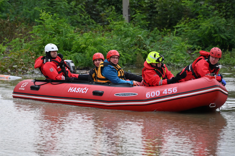 Přívoz v pondělí odpoledne. Voda, vrtulníky i ohně a černý dým z koksovny