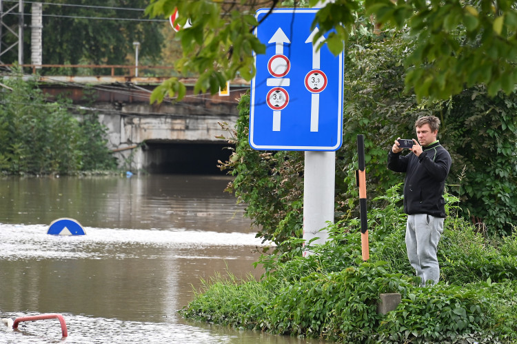 Přívoz v pondělí odpoledne. Voda, vrtulníky i ohně a černý dým z koksovny