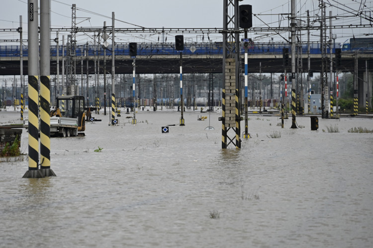 Přívoz v pondělí odpoledne. Voda, vrtulníky i ohně a černý dým z koksovny
