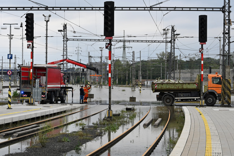 Přívoz v pondělí odpoledne. Voda, vrtulníky i ohně a černý dým z koksovny