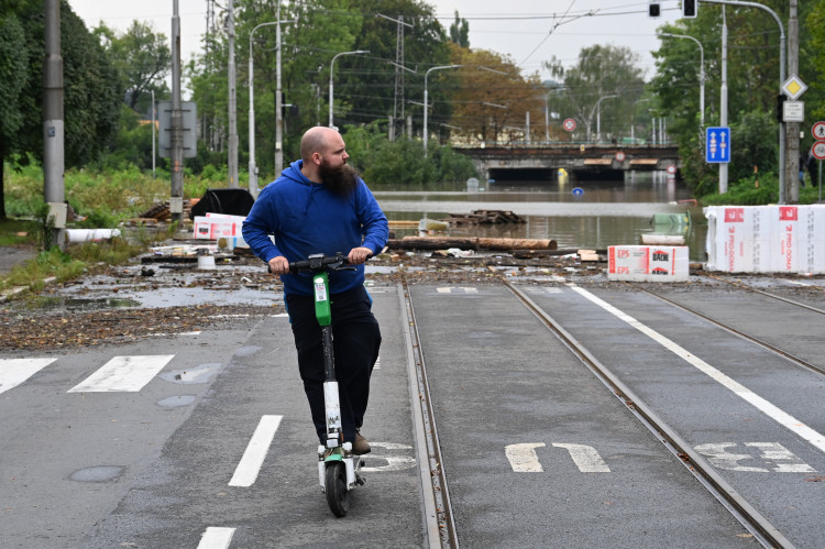 Přívoz v pondělí odpoledne. Voda, vrtulníky i ohně a černý dým z koksovny