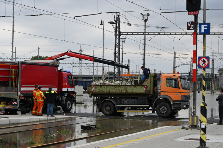 Přívoz v pondělí odpoledne. Voda, vrtulníky i ohně a černý dým z koksovny