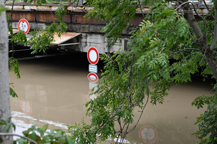 Přívoz v pondělí odpoledne. Voda, vrtulníky i ohně a černý dým z koksovny