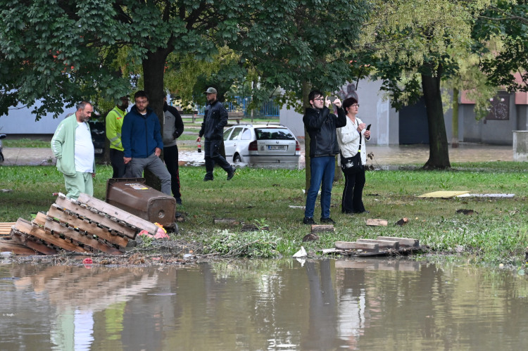 Přívoz v pondělí odpoledne. Voda, vrtulníky i ohně a černý dým z koksovny