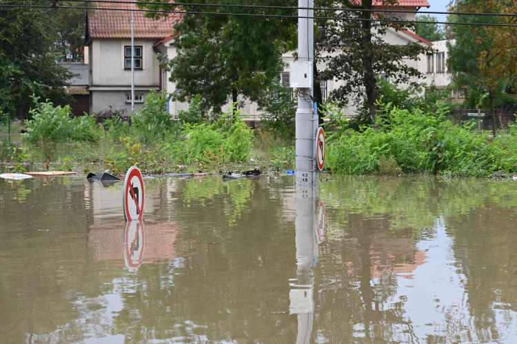 Přívoz v pondělí odpoledne. Voda, vrtulníky i ohně a černý dým z koksovny