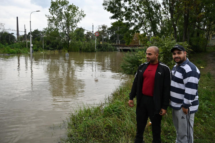Přívoz v pondělí odpoledne. Voda, vrtulníky i ohně a černý dým z koksovny