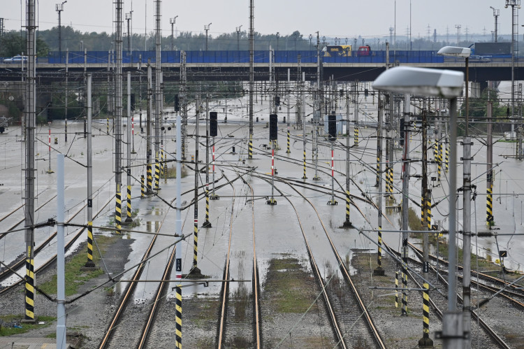 Přívoz v pondělí odpoledne. Voda, vrtulníky i ohně a černý dým z koksovny