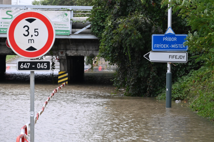 Přívoz v pondělí odpoledne. Voda, vrtulníky i ohně a černý dým z koksovny