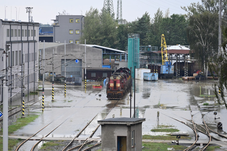 Přívoz v pondělí odpoledne. Voda, vrtulníky i ohně a černý dým z koksovny