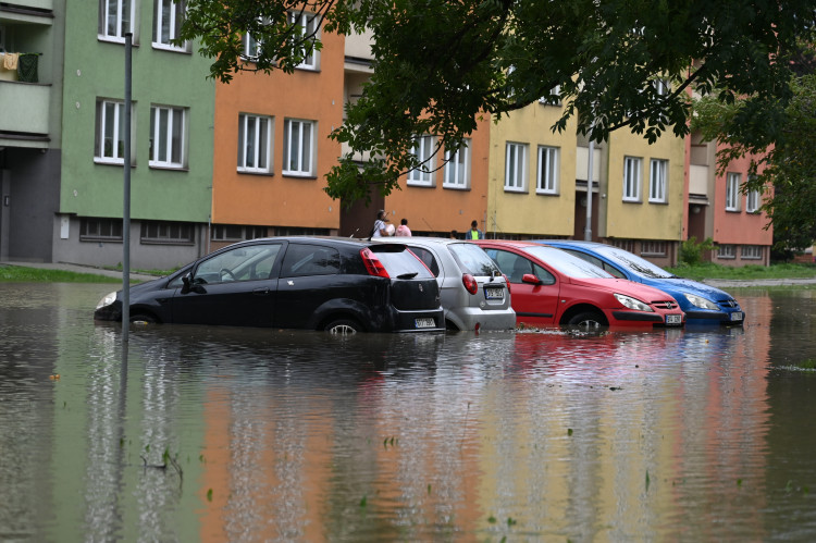 Přívoz v pondělí odpoledne. Voda, vrtulníky i ohně a černý dým z koksovny