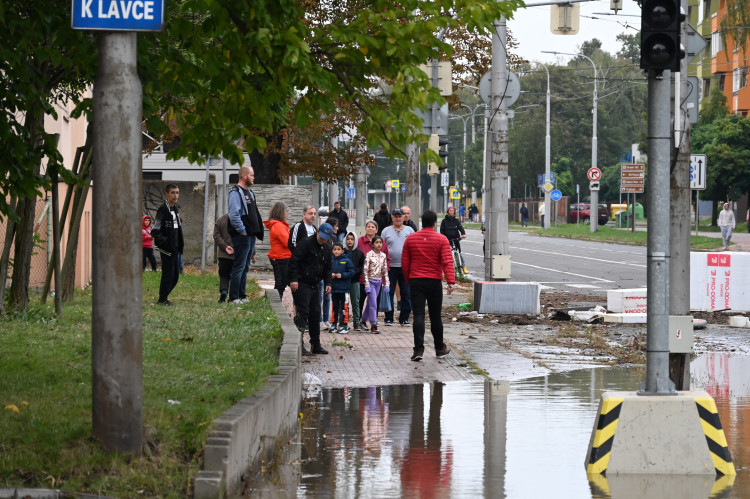 Přívoz v pondělí odpoledne. Voda, vrtulníky i ohně a černý dým z koksovny