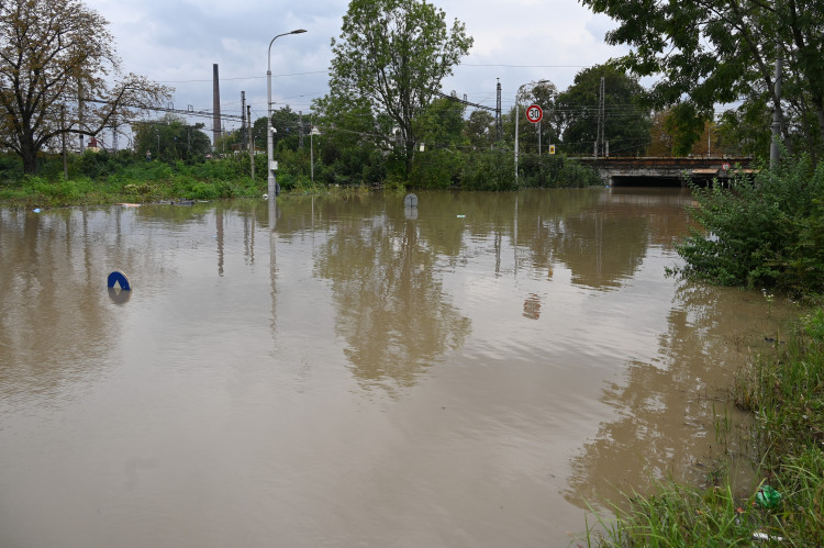 Přívoz v pondělí odpoledne. Voda, vrtulníky i ohně a černý dým z koksovny