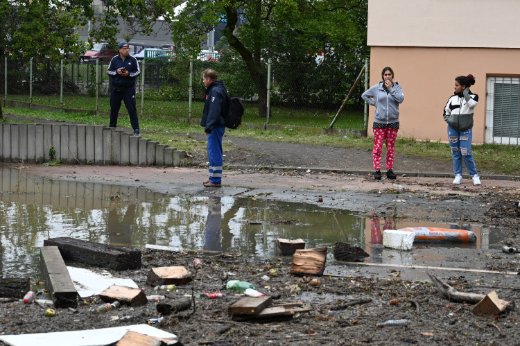 Přívoz v pondělí odpoledne. Voda, vrtulníky i ohně a černý dým z koksovny