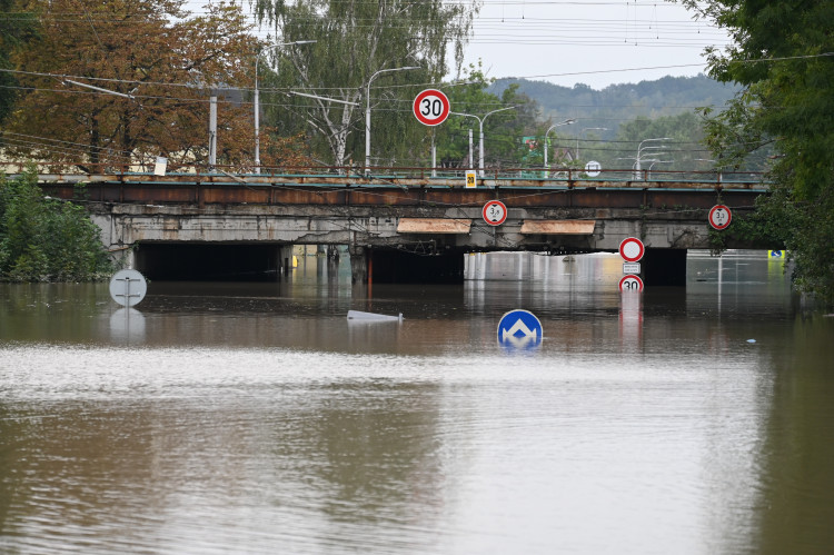 Přívoz v pondělí odpoledne. Voda, vrtulníky i ohně a černý dým z koksovny