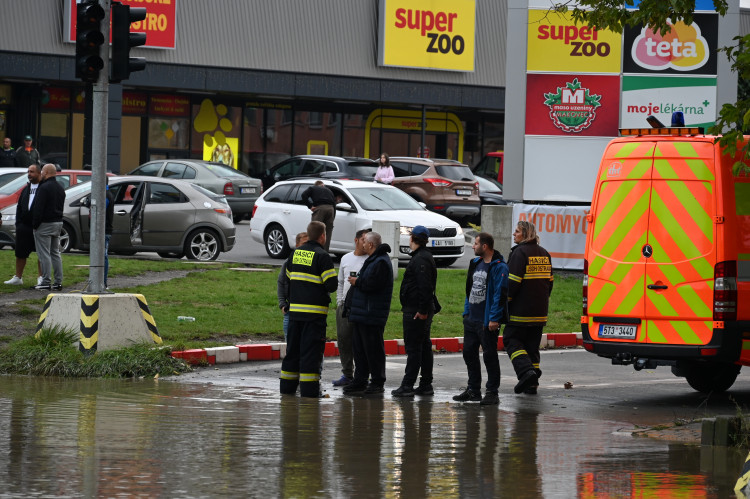 Přívoz v pondělí odpoledne. Voda, vrtulníky i ohně a černý dým z koksovny