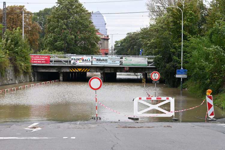Přívoz v pondělí odpoledne. Voda, vrtulníky i ohně a černý dým z koksovny