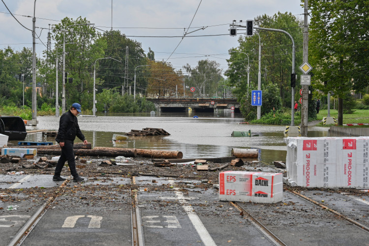 Přívoz v pondělí odpoledne. Voda, vrtulníky i ohně a černý dým z koksovny