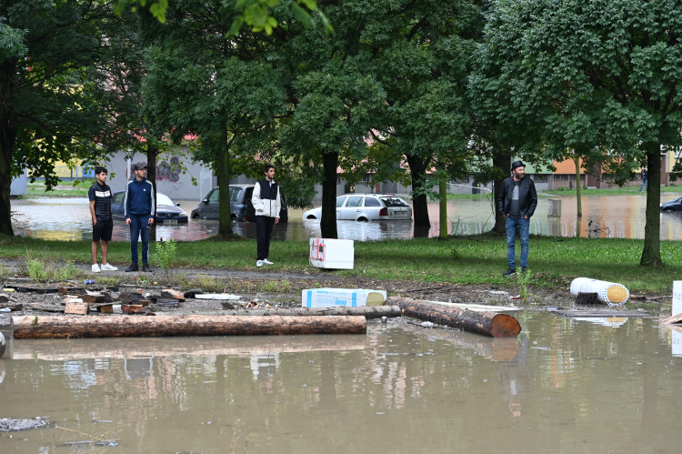 Přívoz v pondělí odpoledne. Voda, vrtulníky i ohně a černý dým z koksovny