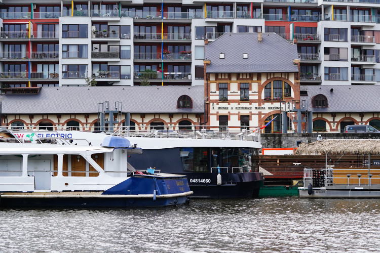 FOTOGALERIE: Azyl v holešovickém přístavu. Podívejte se, kde přečkávají velkou vodu lodě z náplavky