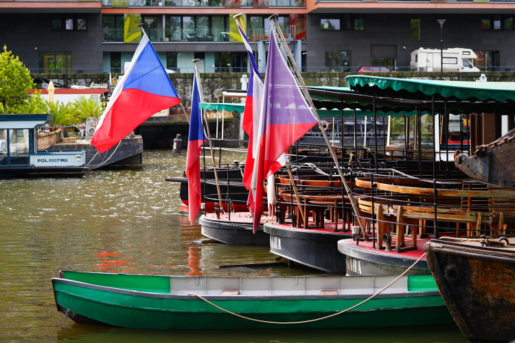 FOTOGALERIE: Azyl v holešovickém přístavu. Podívejte se, kde přečkávají velkou vodu lodě z náplavky