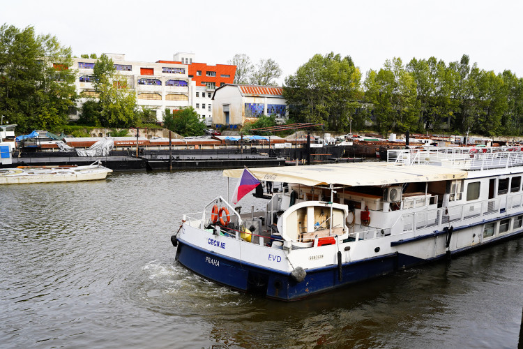 FOTOGALERIE: Azyl v holešovickém přístavu. Podívejte se, kde přečkávají velkou vodu lodě z náplavky