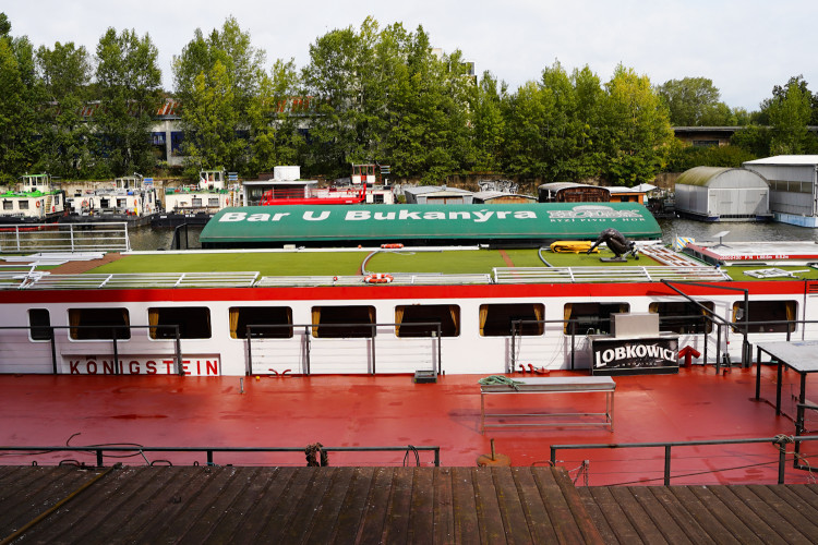 FOTOGALERIE: Azyl v holešovickém přístavu. Podívejte se, kde přečkávají velkou vodu lodě z náplavky