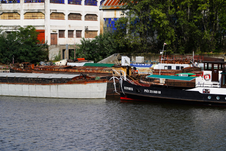 FOTOGALERIE: Azyl v holešovickém přístavu. Podívejte se, kde přečkávají velkou vodu lodě z náplavky