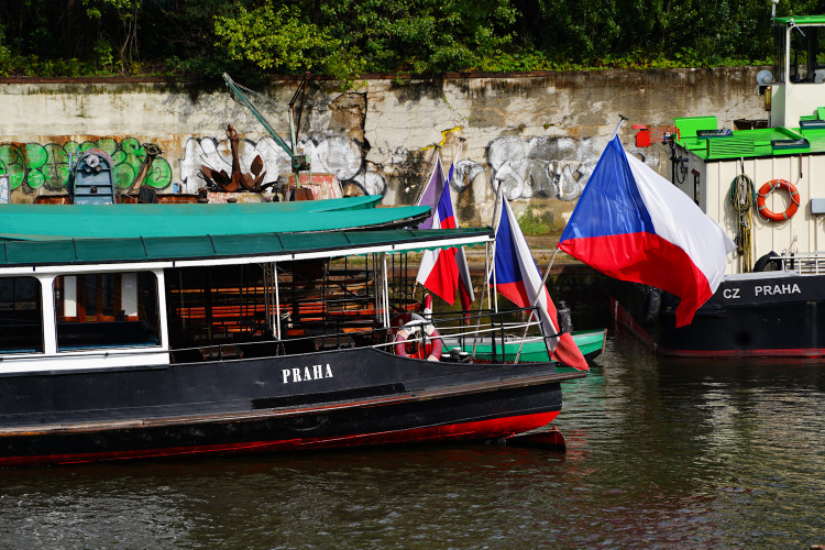 FOTOGALERIE: Azyl v holešovickém přístavu. Podívejte se, kde přečkávají velkou vodu lodě z náplavky