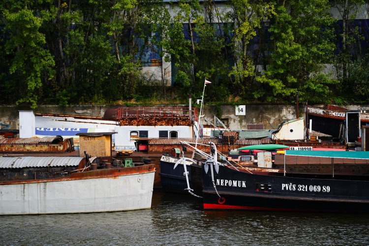 FOTOGALERIE: Azyl v holešovickém přístavu. Podívejte se, kde přečkávají velkou vodu lodě z náplavky