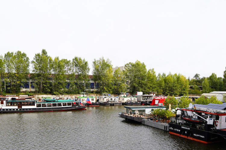 FOTOGALERIE: Azyl v holešovickém přístavu. Podívejte se, kde přečkávají velkou vodu lodě z náplavky