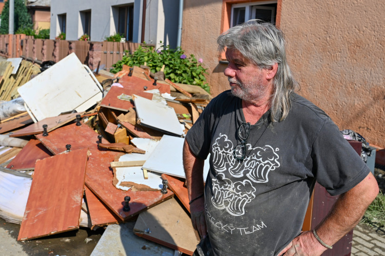 Středa ve Svinově. Kontejnery a tuny odpadu v ulicích