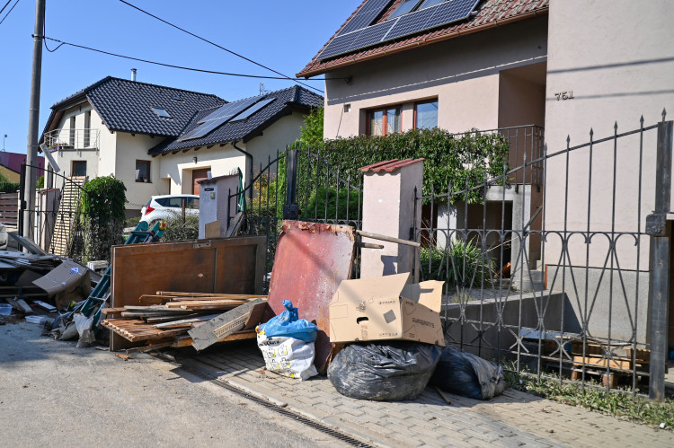 Středa ve Svinově. Kontejnery a tuny odpadu v ulicích