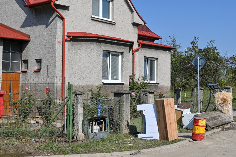 Středa ve Svinově. Kontejnery a tuny odpadu v ulicích