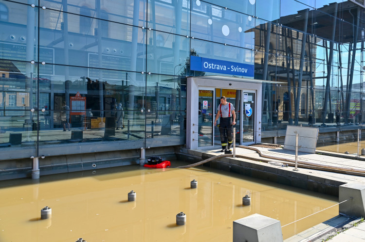 Středa ve Svinově. Kontejnery a tuny odpadu v ulicích