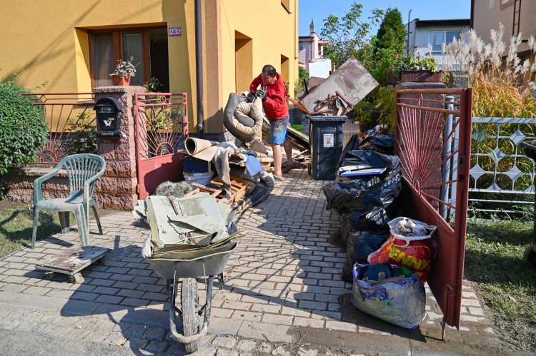 Středa ve Svinově. Kontejnery a tuny odpadu v ulicích
