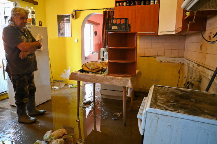 Středa ve Svinově. Kontejnery a tuny odpadu v ulicích