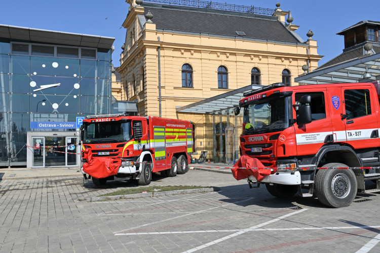 Středa ve Svinově. Kontejnery a tuny odpadu v ulicích