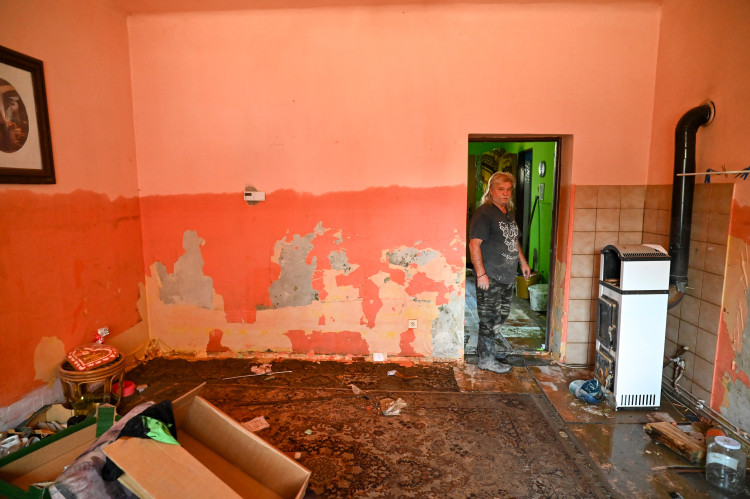 Středa ve Svinově. Kontejnery a tuny odpadu v ulicích