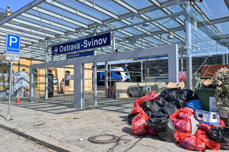 Středa ve Svinově. Kontejnery a tuny odpadu v ulicích