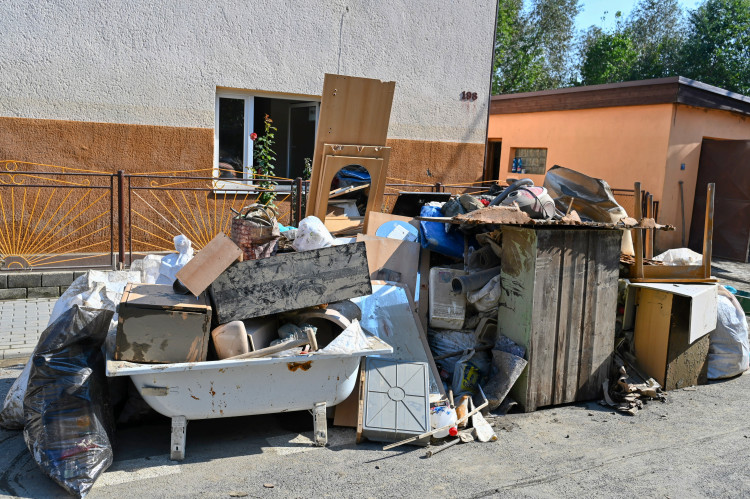 Středa ve Svinově. Kontejnery a tuny odpadu v ulicích