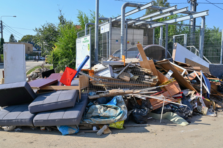 Středa ve Svinově. Kontejnery a tuny odpadu v ulicích
