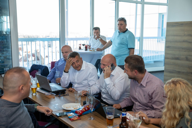 FOTOGALERIE: Volební štáb ANO se radoval z úspěchu, Starostům zlepšení nestačilo