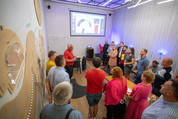 FOTOGALERIE: Volební štáb ANO se radoval z úspěchu, Starostům zlepšení nestačilo