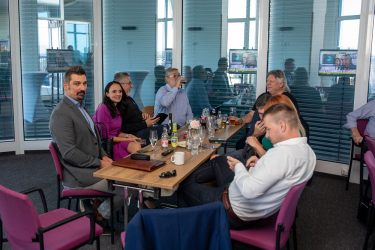 FOTOGALERIE: Volební štáb ANO se radoval z úspěchu, Starostům zlepšení nestačilo