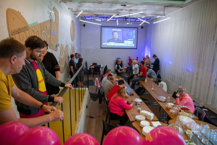 FOTOGALERIE: Volební štáb ANO se radoval z úspěchu, Starostům zlepšení nestačilo