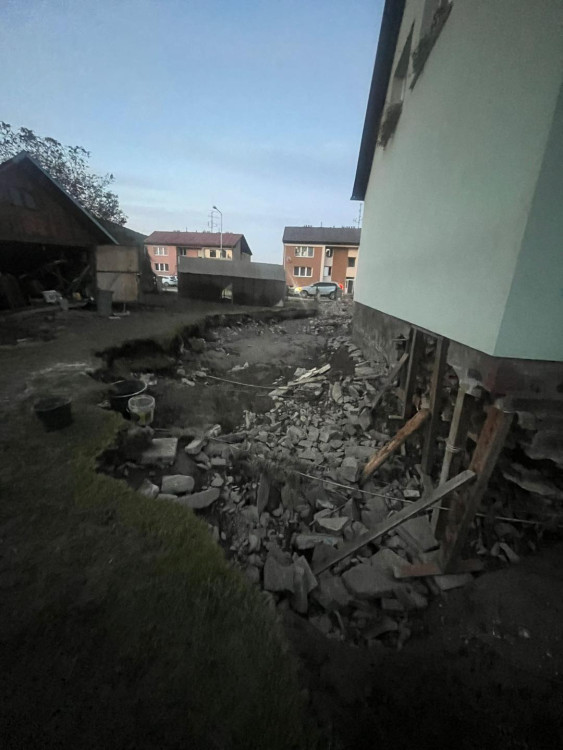 FOTO: Dobrovolníci z Farmaparku u Toma pomáhají na povodněmi zasažené Moravě